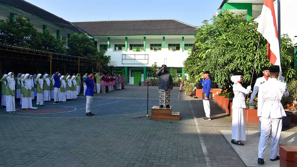 KEREK BENDERA: para siswa, guru, dan pegawai MAN 1 Sleman sedang melaksanakan upacara memperingati hari lahir pancasila di halaman sekolah. Hal tersebut sebagai wujud menanamkan dan menjaga nilai nilai dasar Pancasila. (RIZKY WAHYU/RADAR JOGJA)
