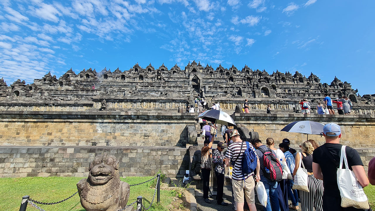 RAMAI: Pada kajian lapangan terbuka, para pengunjung, baik domestik maupun mancanegara diperbolehkan naik ke struktur Candi Borobudur dengan sejumlah ketentuan. Termasuk penggunaan sandal upanat dan pendampingan dari pemandu wisata.(NAILA NIHAYAH/RADAR JO