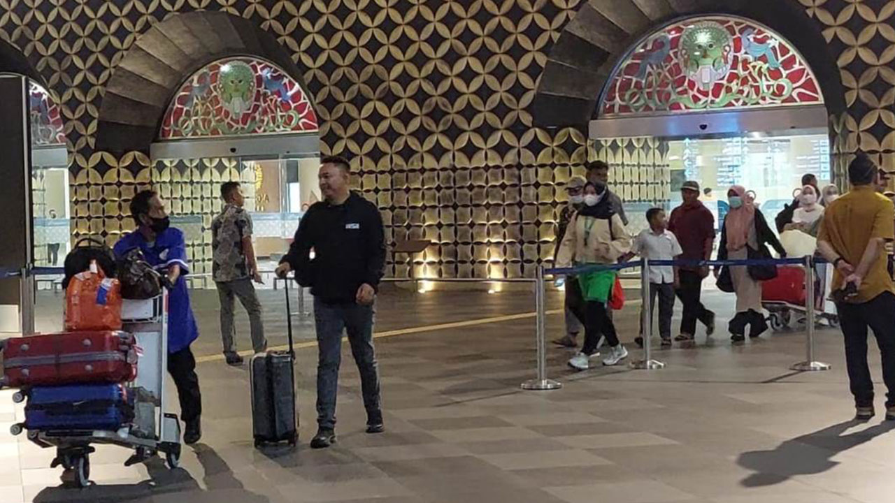 NAIK: Penumpang pesawat saat tiba dan melintas di area kedatangan YIA di Temon, Kulonprogo kemarin (1/6).(HENDRI UTOMO/RADAR JOGJA)