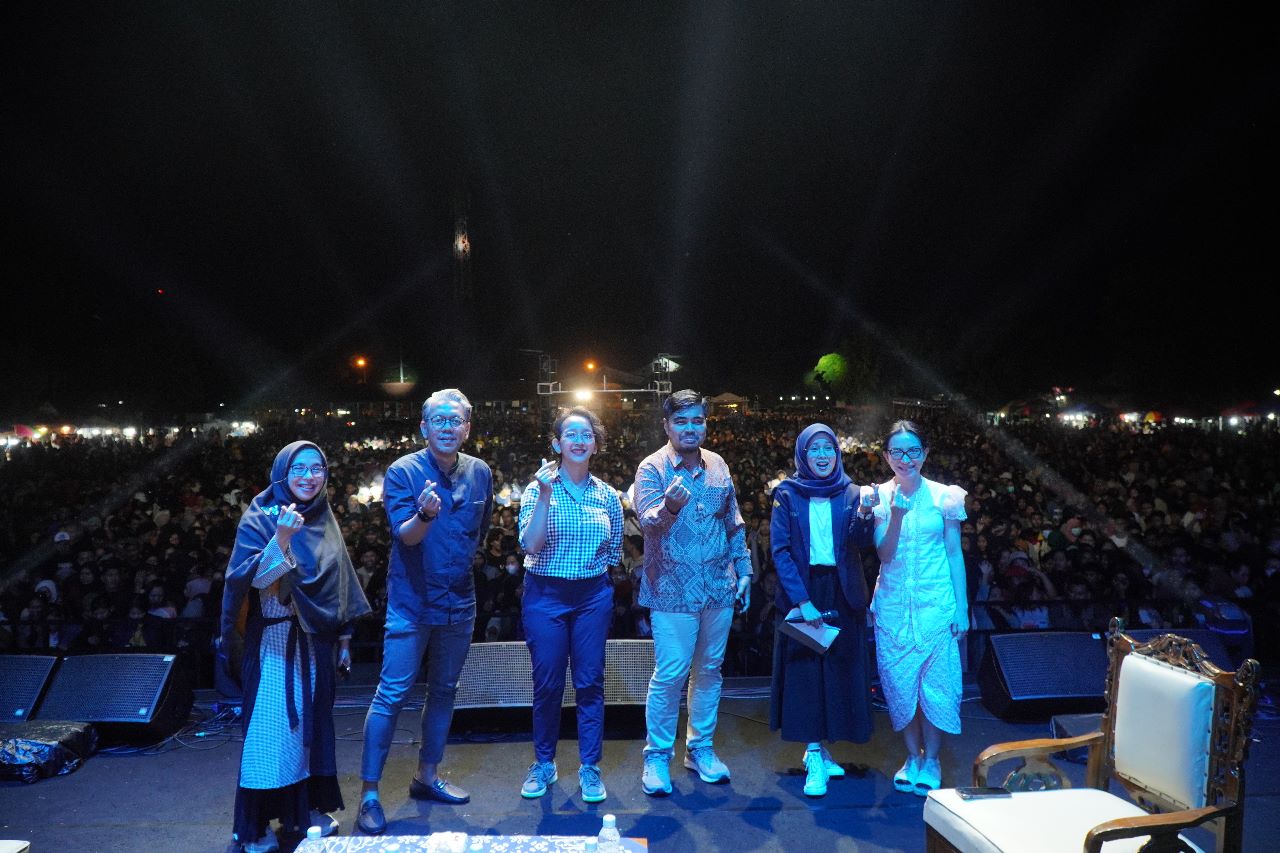 DISKUSI : Khoirun Nisa foto bersama rarasumber dalam talkshow Festival Literasi Digital, di lapangan Timbulharjo Sewon Bantul  Minggu (4/6)