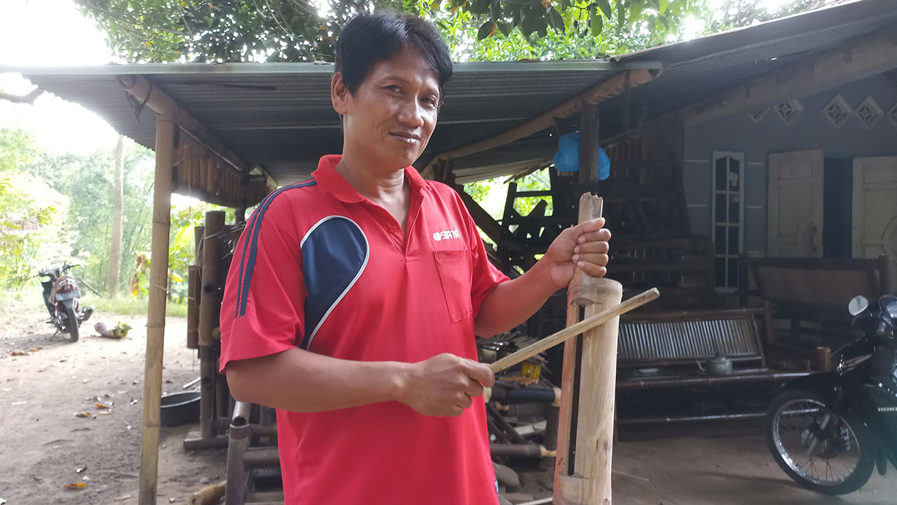 SISA PESANAN: Perajin Bambu di Bedingin RT 06, RW 35, Sumberadi, Mlati, Sleman, Nurhadiyanto, 48, sedang menunjukkan alat pemukul kentongannya (2/6).(MEITIKA CANDRA LANTIVA/RADAR JOGJA )
