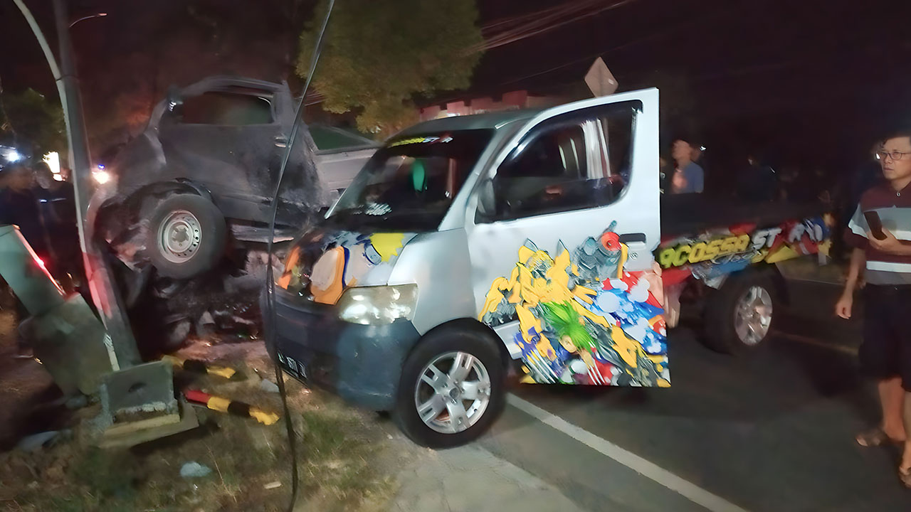 PENUMPANG SEMBURAT: Dua mobil Grand Max pikap terlibat kecelakaan di Jalan Wonosari-Semanu Km3 hingga menyebabkan belasan orang terluka (8/6).(ISTIMEWA)