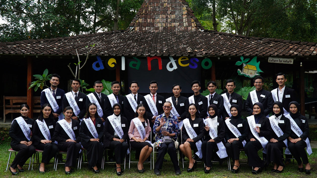 INOVASI: Peserta Finalis Dimas Diajeng Kulonprogo 2023 saat menjalani karantina di Obwis Dolan Deso, Kalurahan Banjarasri, Kalibawang, Kulonprogo, .(HENDRI UTOMO/RADAR JOGJA)