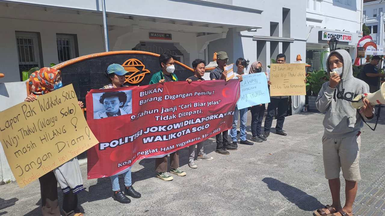 MERASA DIINGKARI: Koalisi Pegiat Hak Asasi Manusia (HAM) Jogjakarta saat menggelar aksi, sebelum melaporkan Presiden Joko Widodo ke wali kota Solo terkait masih hilangnya aktivis Wiji Thukul di Kantor Pos Besar Jogja, kemarin (9/6).(RIZKY WAHYU/RADAR JOGJ