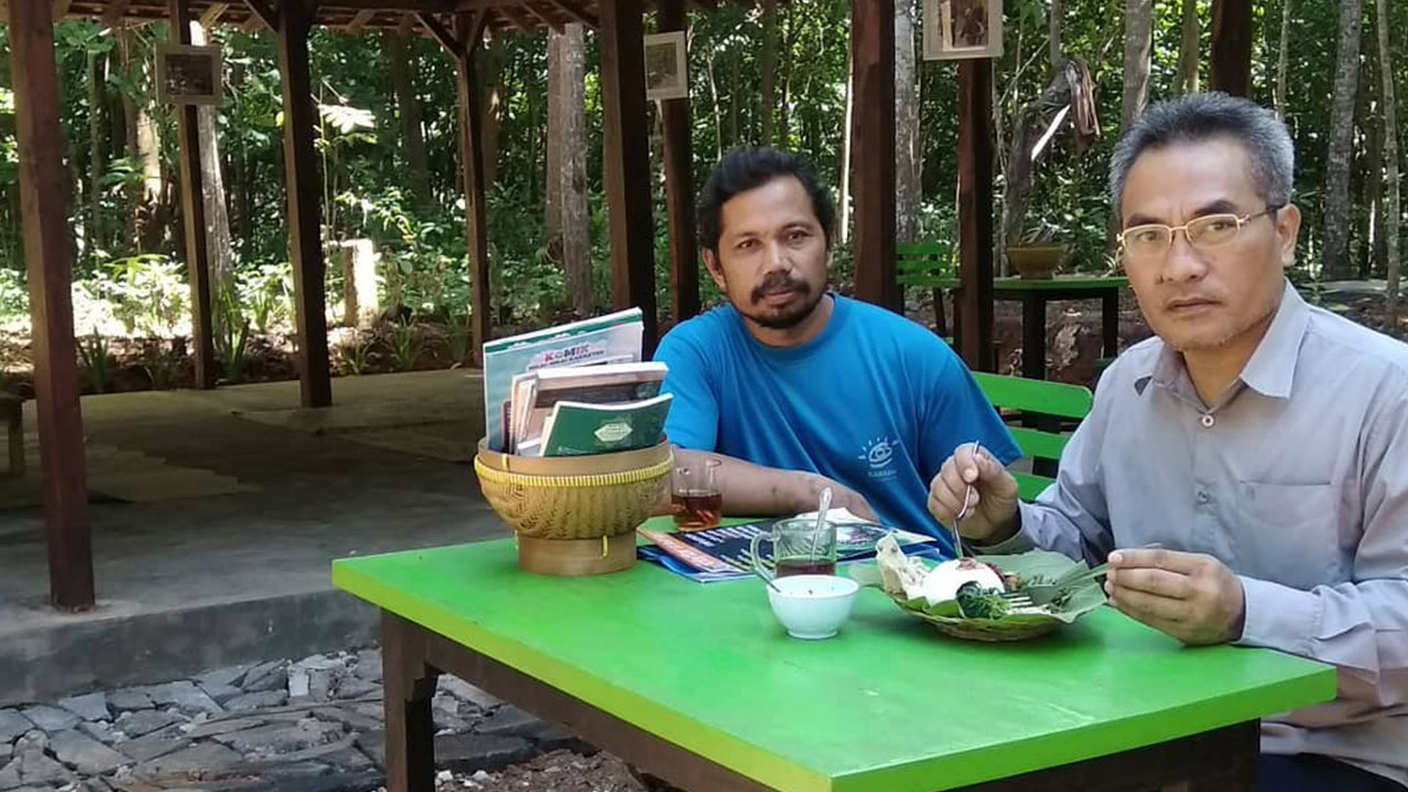 SUKSES: Pendiri Alas Literasi Banjarharjo Giyanto saat bersama Bupati Bantul.(DOKUMENTASI PRIBADI )