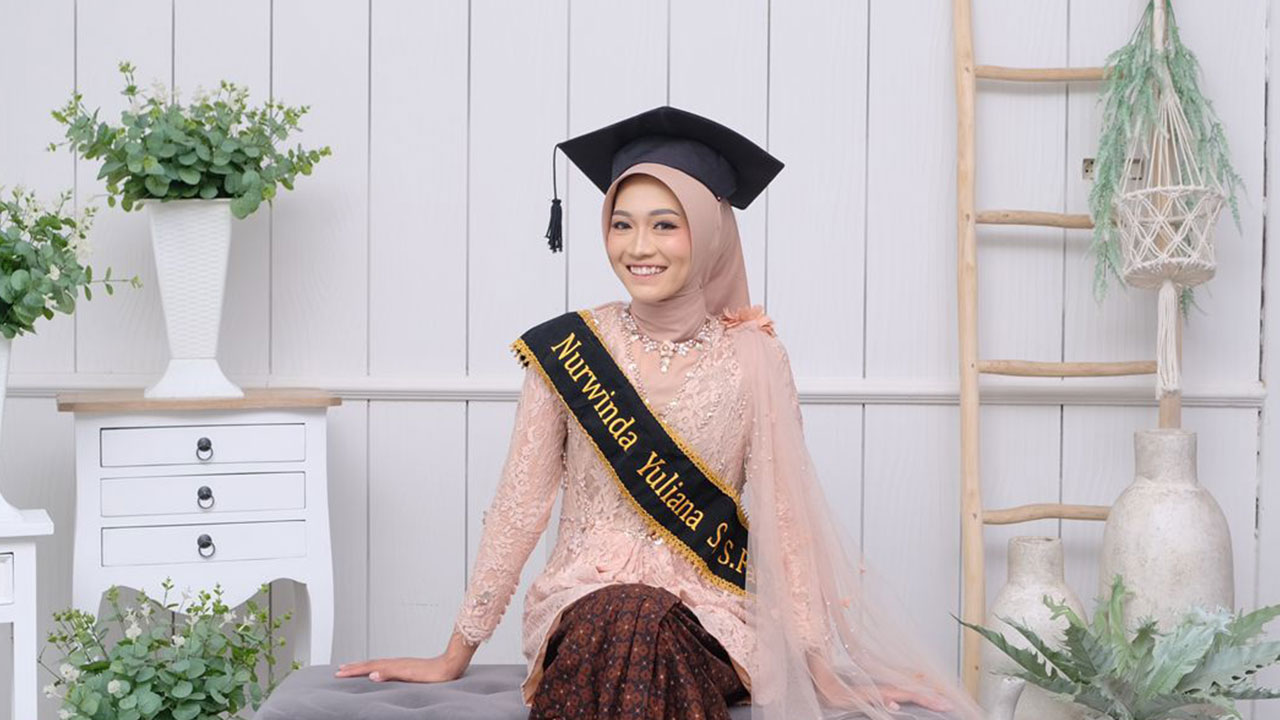 MENAWAN: Winda menjadi satu contoh perempuan yang tak pantang menyerah untuk meraih impian dan prestasi. Meski berjibaku dengan dunia perkuliahan, ia tetap melakoni pekerjaannya dengan semangat.(DOK PRIBADI)