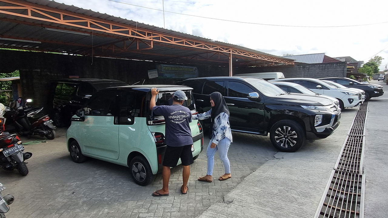 MAINTENANCE: Tim operasional CV Jogja Transport saat sedang membersihkan unit mobil yang akan disewakan (7/6).(Fahmi Fahriza/Radar Jogja )