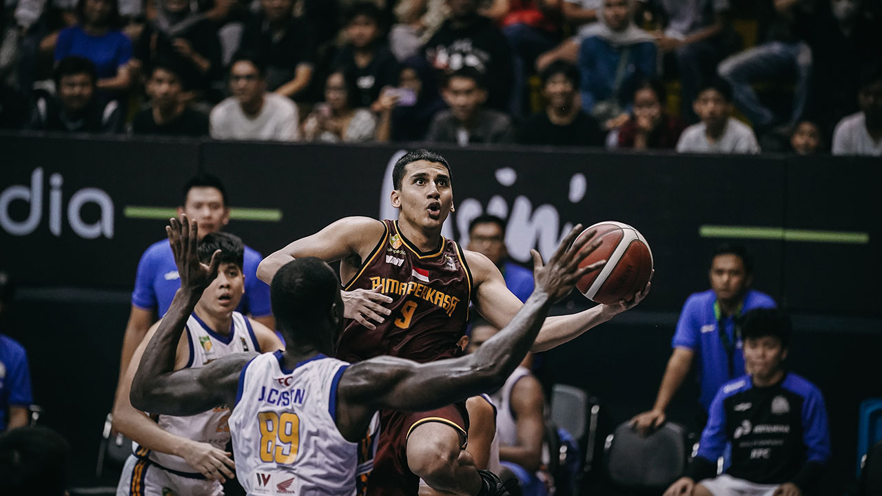 SERU: Pemain Bima Perkasa Ikram Fadhil (kanan) bersiap menceploskan bola ke ring dalam laga IBL 2023 Seri 7 Bandung melawan Satria Muda di C-Tra Arena, Bandung,(7/6).(Dok. IBL)