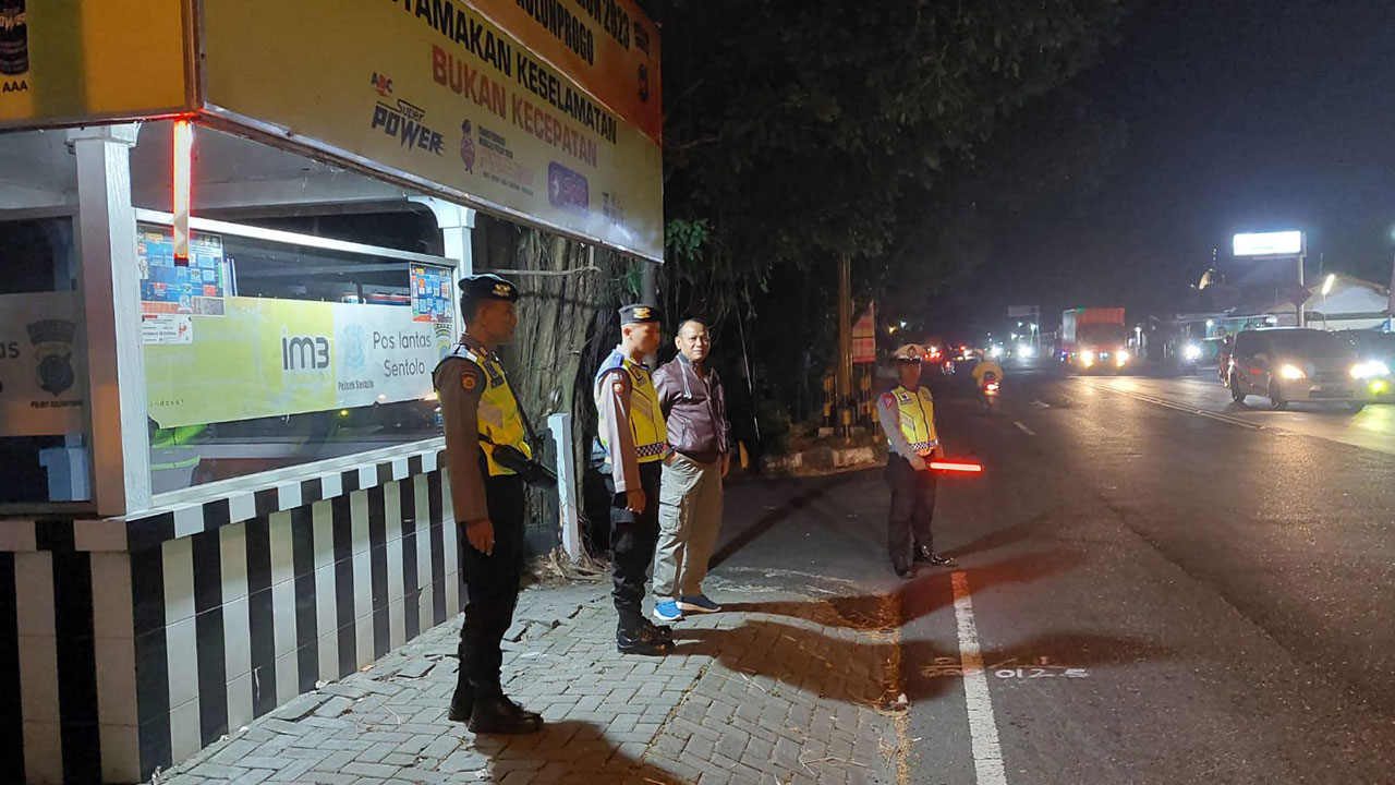 SIAGA Personel gabungan Polsek Sentolo dan Pengasih saat berjaga di Simpang Empat Ngeplang Sentolo, Senin malam (5/7).(DOKPOL KP)