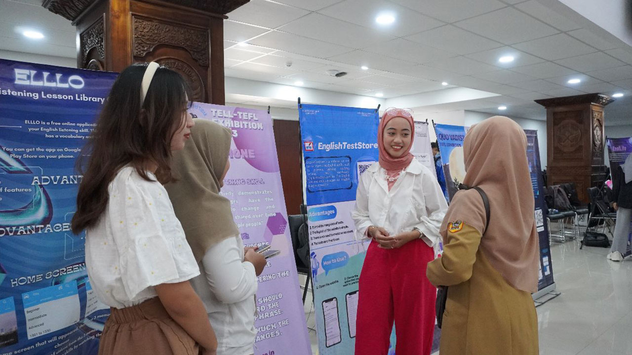 TAMPILKAN KARYA: Para mahasiswa prodi Pendidikan Bahasa Inggris menggelar pameran pendidikan di GKU dr HR Suparsono, Untidar, Senin (5/6).(Humas Untidar)