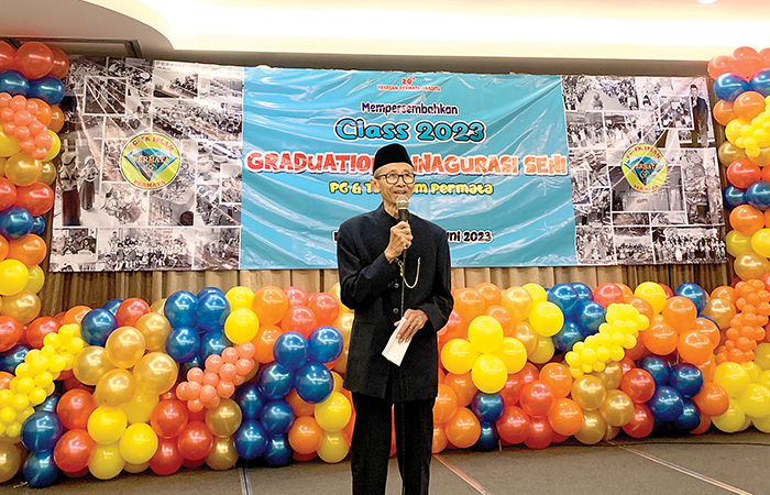 PENUH PERHATIAN: Drs Mugianto MSi selaku Pembina Yayasan Permata Pradita.