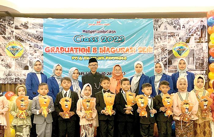 SUKSES YA NAK: Keluarga besar PG-TK Islam Permata bersama anak-anak TK B yang diwisuda.