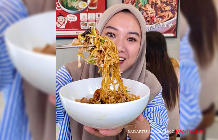 SUKA PEDAS: Adinda Novi Rahayu menyantab bakso isi sambal. Ini menjadi salah konten untuk media sosialnya.