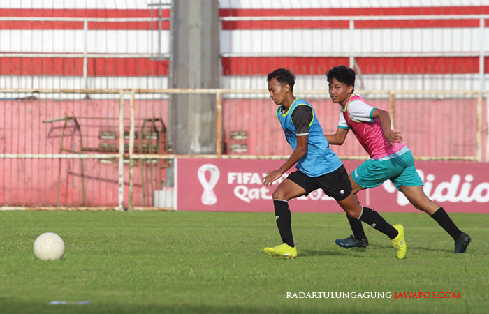 KENCANG: Dua atlet cabor sepak bola Kota Blitar berlatih di Stadion Soepriadi beberapa waktu lalu.