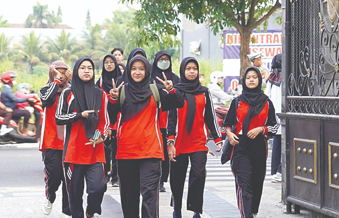 SEHAT: Siswa Smanesa mengikuti jalan sehat yang di gelar pada Minggu lalu.