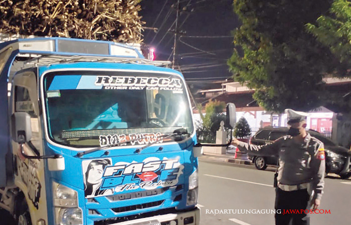 INSIDEN MAUT: Polisi mengatur lalu lintas di lokasi laka maut Kelurahan/Kecamatan Sukorejo, Jumat (9/6) malam.