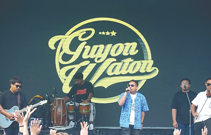 BIKIN MERIAH: Grub band Guyon Waton saat tampil di halaman SMAN 1 Trenggalek