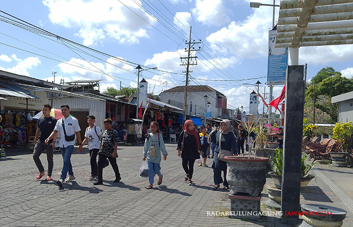 SEDOT WISATAWAN: Wisatawan menikmati city walk kawasan MBK, kemarin (11/6). Bulan Bung Karno menjadi berkah bagi pedagang.