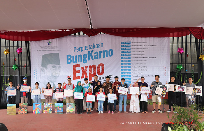SELAMAT: Pustakawan utama Hartono foto bersama para pemenang lomba dalam rangkaian Bulan Bung Karno UPT Perpustakaan Proklamator Bung Karno.&nbsp;