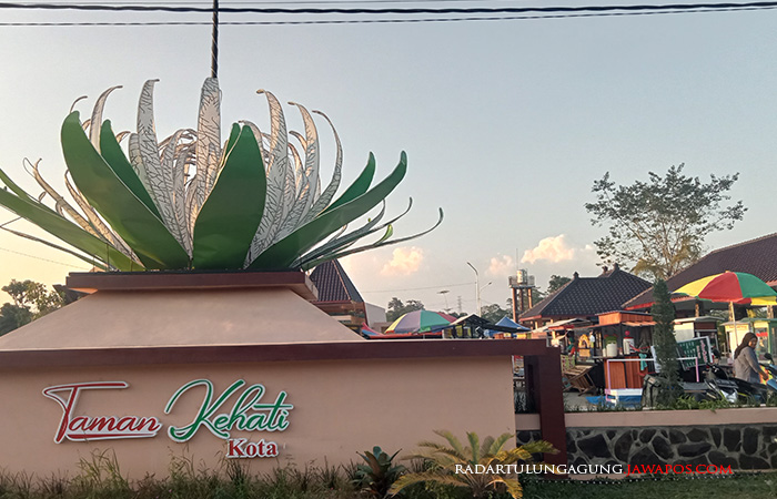 TERKUNCI: Sejumlah pedagang mulai buka lapak di area Taman Kehati, Kecamatan Sukorejo.