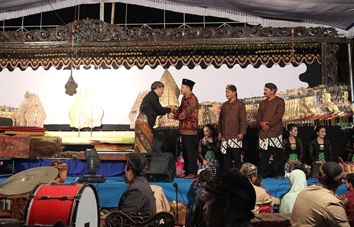 MALAM PUNCAK: Penyerahan gunungan dari Marsono kepada Ki Eko Kondho Prisdianto, didampingi Kades Gondosuli (dua dari kanan), Sabtu (10/6) malam.