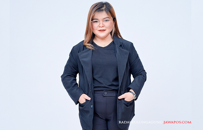TERAMPIL: Intan Anggraeni Puspitasari salah satu milenial yang sudah berani merambah bisnis MUA.
