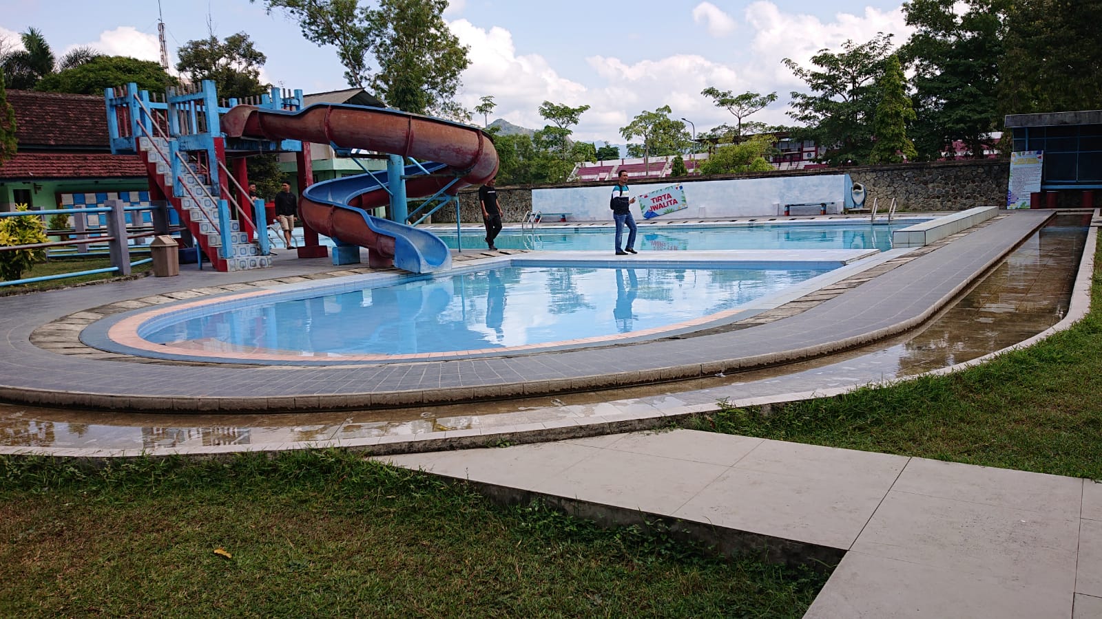 KEPENTINGAN PUBLIK : Kondisi kolam renang Tirta Jwalita yang masih ditutup setelah kejadian yang menewaskan tiga bocah Minggu (4/6) lalu.