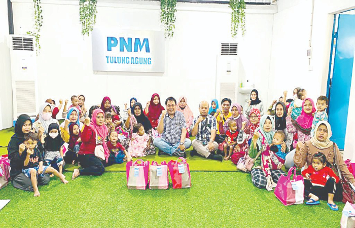 Pemimpin PNM Cabang Tulungagung foto bersama ibu-ibu dalam rangka HUT PNM untuk menekan angka stunting.