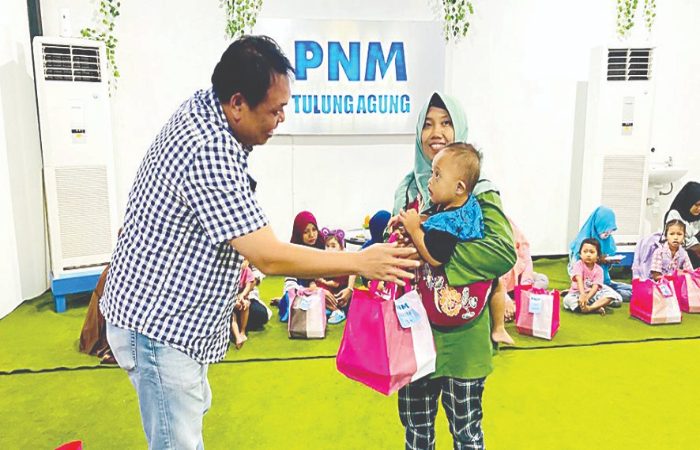 BERMANFAAT: Simbolis bantuan untuk tekan angka stunting dan ibu hamil oleh Made Bagus Dwantara Wijaya, Pemimpin PNM Cabang  Tulungagung.