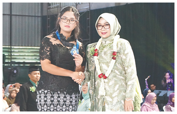 Prosesi purnawiyata SMPN 1 Kedungwaru pada Sabtu(10/6) di Gor Tenis Indoor Rejoagung.