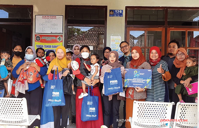 TEKAN STUNTING: Ibu-ibu penerima bantuan gizi dari PNM Cabang Blitar, kemarin (12/6)