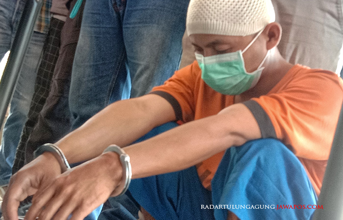GELAP MATA: Tersangka pencabulan dua gadis di bawah umur, IR alias Tomeng saat rilis di Mapolres Blitar kemarin (12/6).