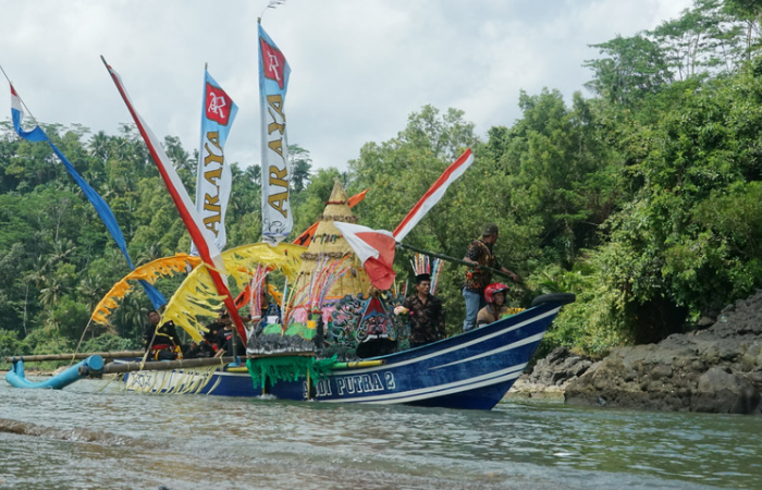 Prosesi pelarungan Tumpeng Ageng dalam prosesi adat Longkangan di Teluk Sumbreng, Desa Masaran, Kecamatan Munjungan, Selasa 13 Juni 2023.