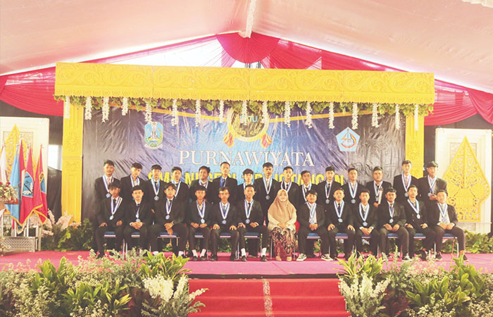 ALHAMDULILLAH LULUS: Momen kebersamaan para siswa SMKN 1 Rejotangan.