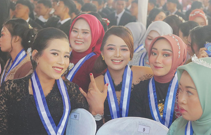 CERIA: Momen kebersamaan para siswi saat purnawiyata.