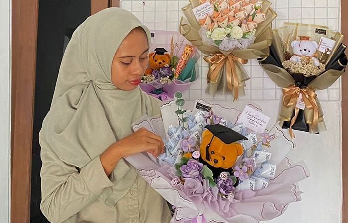 CANTIK DAN BERATAM: Liphi Craft suguhan ragam pilihan buket sebagai teman hari spesialmu (Foto : LIPHI CRAFT UNTUK RADAR TULUNGAGUNG)