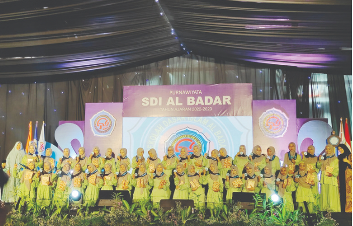 LULUS 100 PERSEN: Kemeriahan purnawiyata SDI Al Badar di Gedung Serbaguna Graha Alba, pada Senin (12/6).