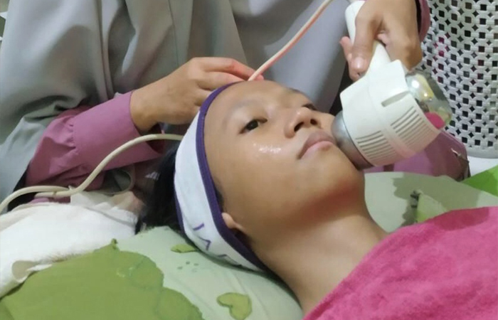 BUGAR: Ni&rsquo;mah piawai dalam mentreatment facial Walaupun di rumah (Foto :  HALO FACIAL UNTUK RADAR TULUNGAGUNG)