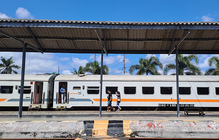 MENUNGGU: Penumpang KA Commuterline Dhoho dari Tulungagung ke Malang harus transit dan berganti kereta KA Penataran di Stasiun Blitar.