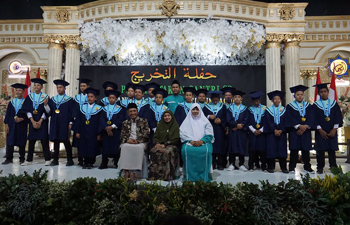 SUKSES SELALU: Prosesi wisuda haflah tahrij bersama Direktur LPI Al Azhaar Tulungagung KH Imam Mawardi Ridwan (duduk kiri) dan Kepala SDI Al Azhaar Ustadah Tuti Haryati MPd (duduk kanan). (10/6)