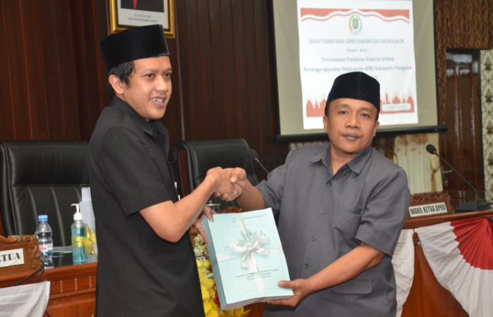 Wakil Ketua DPRD Trenggalek Doding Rahmadi menerima dokumen LHP Pelaksanaan APBD TA 2022.