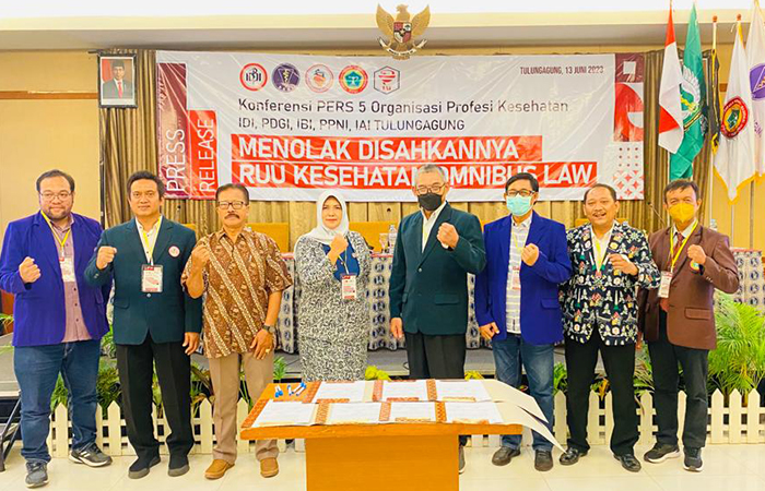 KOMPAK: 5 Organisasi Profesi (OP) PPNI, IBI, IDI, IAI, dan PDGI menolak disahkannya RUU kesehatan Omnibus Law.