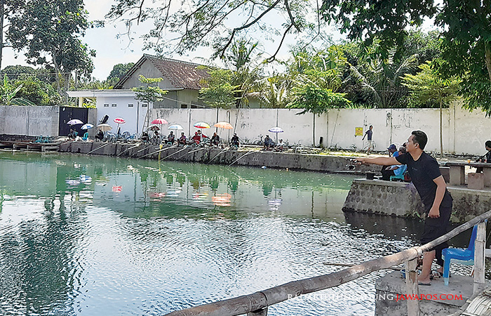 ADEM: Sejumlah warga memanfaatkan Sumber Pucung sebagai spot mancing. Ada beberapa wahana air yang sebenarnya juga bisa dimanfaatkan pengunjung.