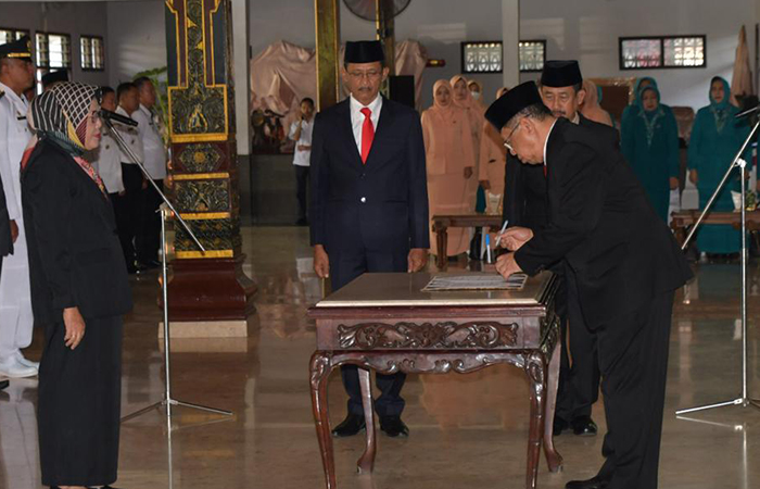 HENING: Bupati Tulungagung Maryoto Birowo menandatangani surat keterangan rotasi dan promosi puluhan pejabat pemkab.
