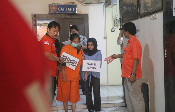 TEGA: Tersangka kekerasan pada anak kandung asal Desa Ngunggahan, Kecamatan Bandung melakukan rekonstruksi, kemarin (14/6).