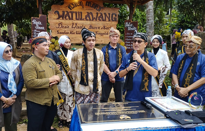 SEMOGA MAKIN BERKEMBANG: Direktur Tata Kelola Kemenparekraf RI Indra Ni Tua (pegang mic) memberikan prasasti Desa Wisata Durensari, Desa Sawahan, Kecamatan Watulimo, yang bertanda tangan Menparekraf S
