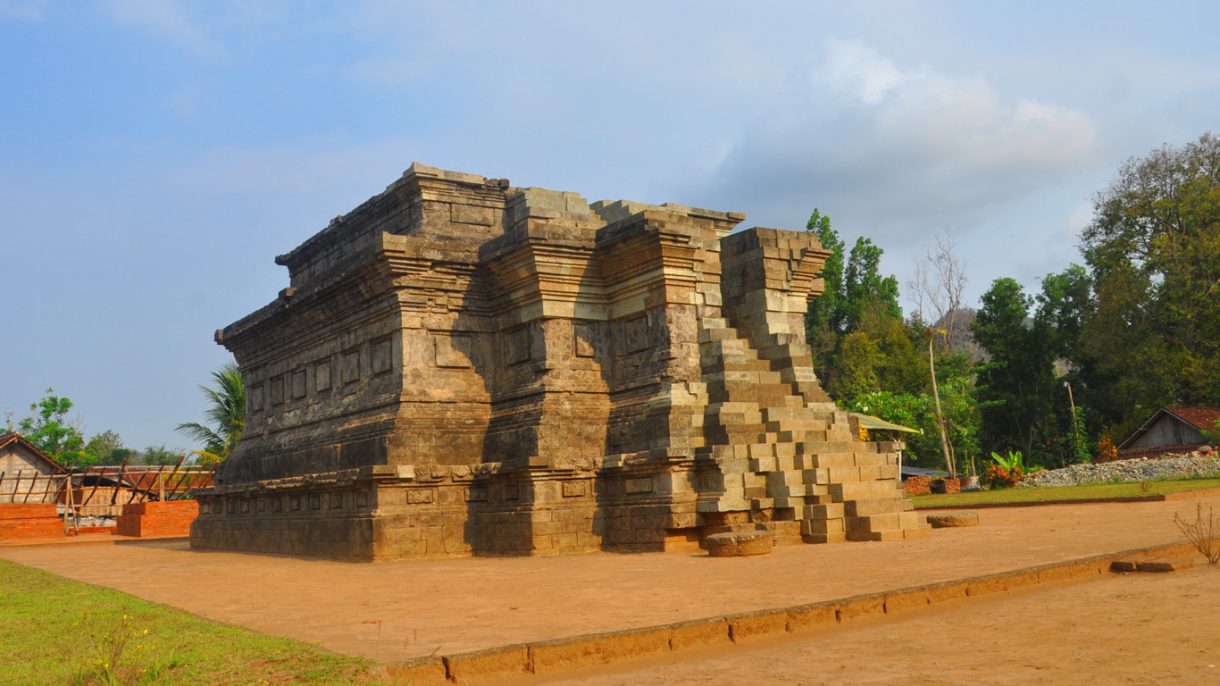 PESONA : Candi Sanggrahan waktu di Sore Hari.