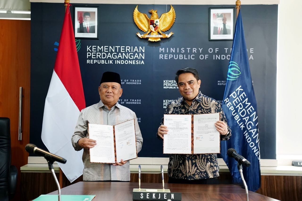 Direktur Sales & Distribution BSI Anton Sukarna (kanan) bersama Sekjen Kementerian Perdagangan Suhanto (kiri) saat penandatanganan MoU terkait penyediaan layanan perbankan syariah