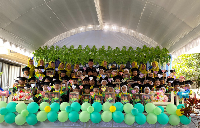 SUKSES YA NAK: Foto bersama setelah sesi wisuda KB-TK Islam An Nur, Desa Bungur, Kecamatan Karangrejo.