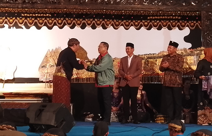 HIBURAN UTAMA: Bupati Tulungagung Maryoto Birowo menyerahkan gunungan kepada Ki Eko Prisdianto.